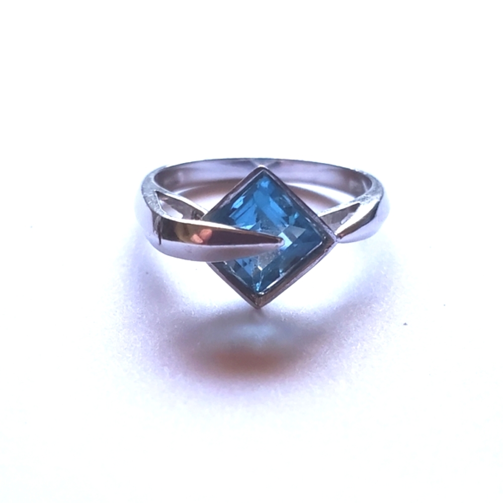 1.5 CT London Blue Topaz Princess Cut Ring 14K White Gold Floating Mount